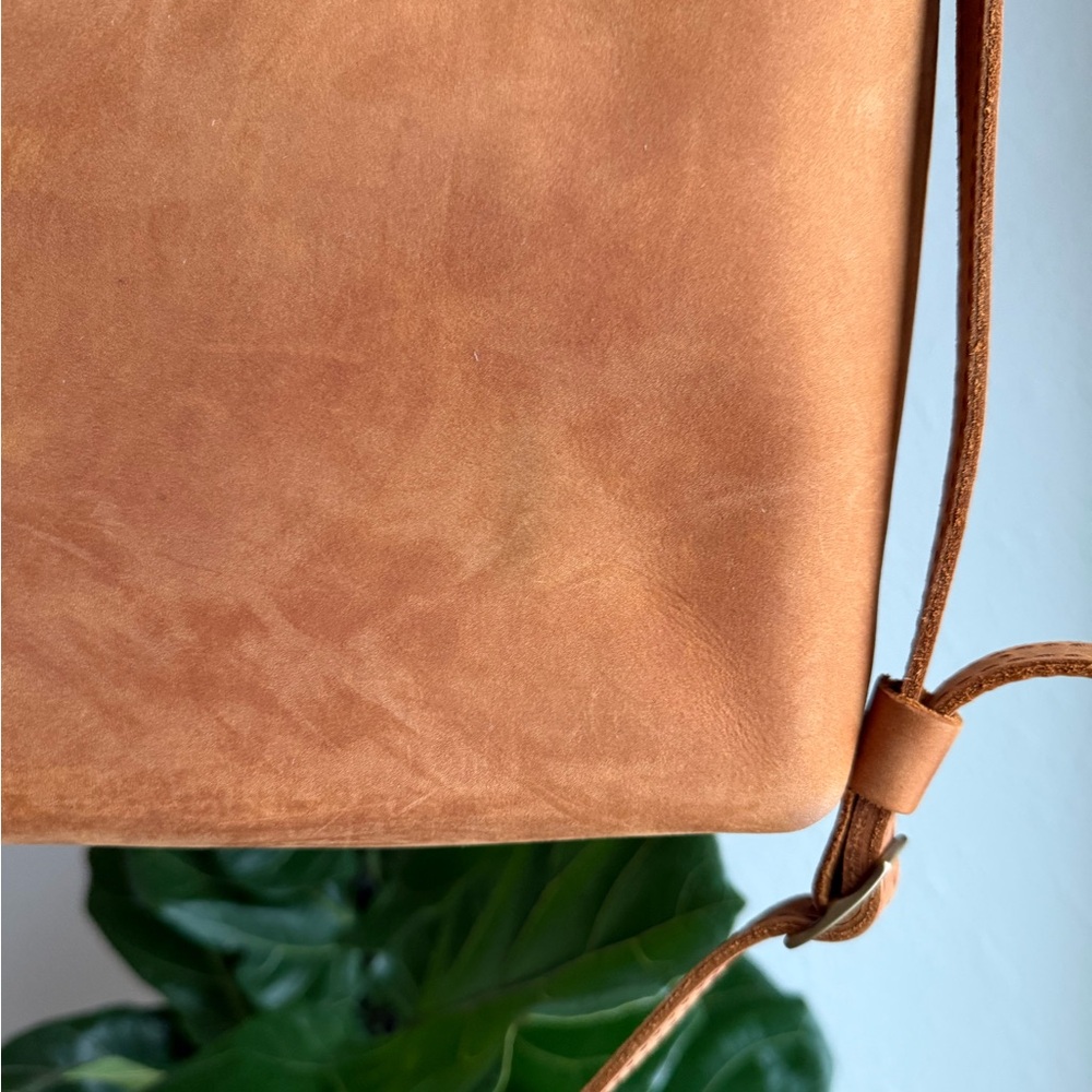 Portland Leather Medium Crossbody Tote Bag Dakota Leather - Picture 7 of 11